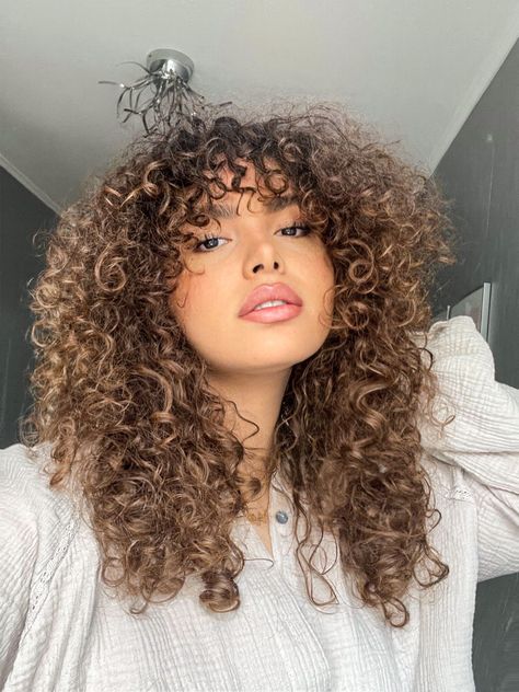 Curly hair with curtainbangs, curlyhair, curtainbangs , curly highlights, selfie, curly girl, mixed girl, brown eyes, full lips Halo Hair Color Curly, Lus Brands Curls, Lola Rose Jewellery, 3a Blonde Hair, Hair Inspo Curly, Lola Hair, Curly Hairstyles, Reference Photos, My Hair