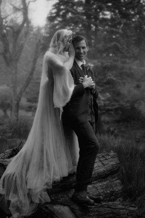 Pnw Forest Wedding, Natural Wedding Aesthetic, Forest Elopement Photos, Moody Elopement Photography, Gloomy Wedding, Twilight Wedding Aesthetic, Twilight Wedding Scene, Twilight Inspired Wedding, Dark Forest Wedding