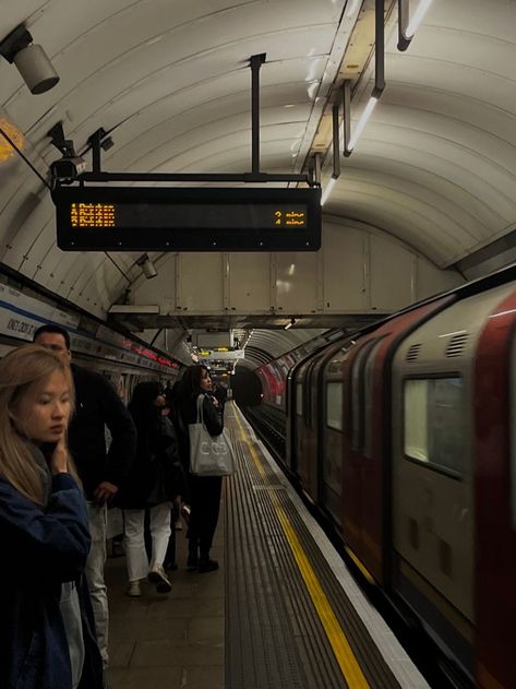 London College Student Aesthetic, London Student Accommodation, London College Of Communication, City Student Aesthetic, England Student Aesthetic, London Fashion Student Aesthetic, London Study Aesthetic, London Student Life Aesthetic, Student In London