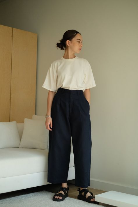 Minimal Linen Outfit, Architects Outfit Female, Women Japanese Fashion, High Waist Pleated Pants, High Waisted Wide Leg Trousers Outfit, Extreme Minimalism Wardrobe, High Waisted Linen Pants Outfits, Summer Work Pants, Japandi Outfits