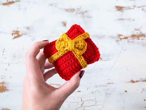 Crochet Present Christmas Ornament -- free pattern! Spiral Crochet, Present Box, Crochet Christmas Gifts, Crochet Santa, Crochet Xmas, Crochet Christmas Decorations, Present Christmas, Crochet Ornaments, Crochet Snowflakes