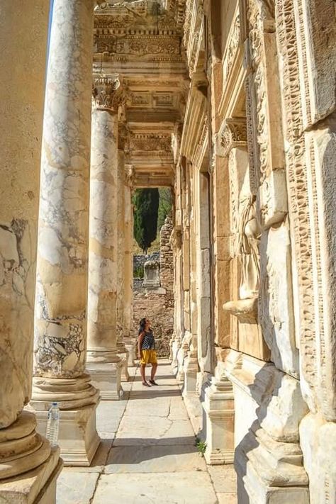 Ephesus Photo Ideas, Ephesus Turkey Outfits, Ephesus Ancient City, Cruise Vacation Outfits, Historical Travel, Greek Cruise, Turkey Trip, Ephesus Turkey, Italy Tour