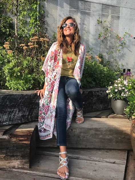 How to Wear the Kimono Trend - MomTrends Flower Kimono Outfit, Kimono Outfit Jeans, Fall Fashion Mom, Style A Kimono, Womens Wardrobe, Fashion Mom, Kimono Outfit, Big Scarf, Mom Fashion