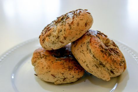 These Dill Rye Bagels Are The Perfect Thing to Try During Social Distancing Rye Bagel Recipe, Rye Bagels, Cream Cheese Smoked Salmon, Cream Cheese Smoked, Salmon Capers, Herb Cream Cheese, Bagel Recipe Easy, Bagel Toppings, Savory Sides