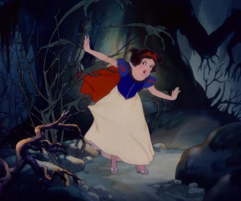 Disney Movie Trivia, Snow White Characters, Snow White 1937, Memes Gretchen, Disney Movie Scenes, Sette Nani, Snow White Disney, Roger Rabbit, First Animation