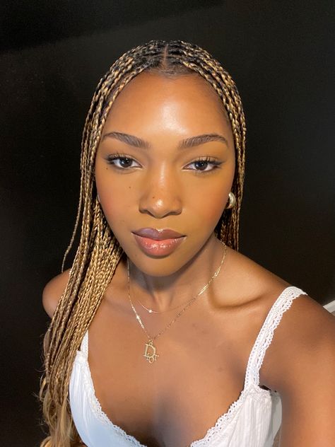 Blond Small Knotless Braids, Caramel Knotless Braids, Small Box Braids Blonde, Caramel Braids Black Women, Caramel Box Braids, Blonde Small Knotless Box Braids, Small Knotless French Curl Braids, Blonde Hair Braids Black Women, Caramel Blonde Braids