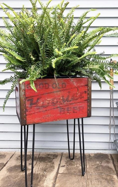 Wooden Crate Porch Decor, Antique Patio Decor, Vintage Containers For Flowers, Antique Yard Decor Ideas, Repurpose Flower Pots, Farmhouse Porch Flowers, Crate Planters Ideas, Repurposed Planter Ideas, Rustic Front Porch Ideas