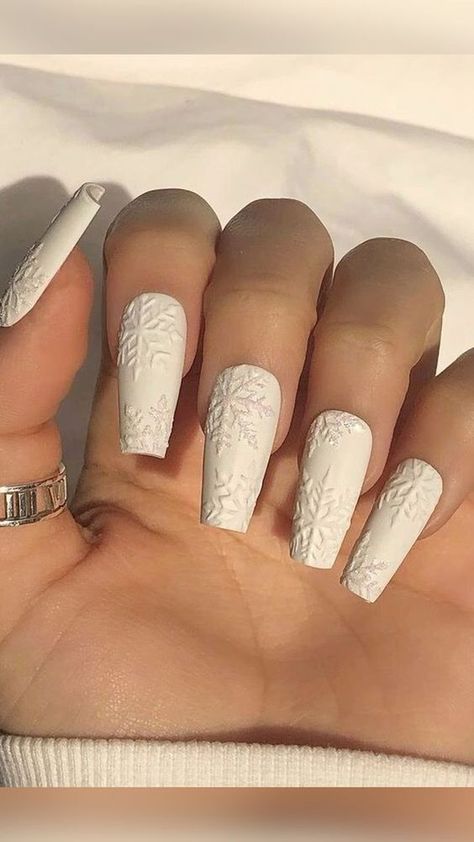 White Sweater Nails Acrylic, White Winter Nails Coffin, Winter Sweater Nails Short, White Xmas Nails Acrylic, White Acrylic Christmas Nails, White Christmas Nails 2022, Winter White Nails Acrylic, Sweater Nails White, Snow Nails Winter White