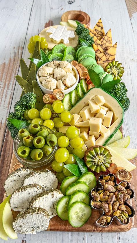 St Patricks Day Food, Charcuterie Inspiration, Charcuterie Platter, Party Food Platters, Charcuterie And Cheese Board, S Girl, Charcuterie Recipes, Saint Patties, Food Platters