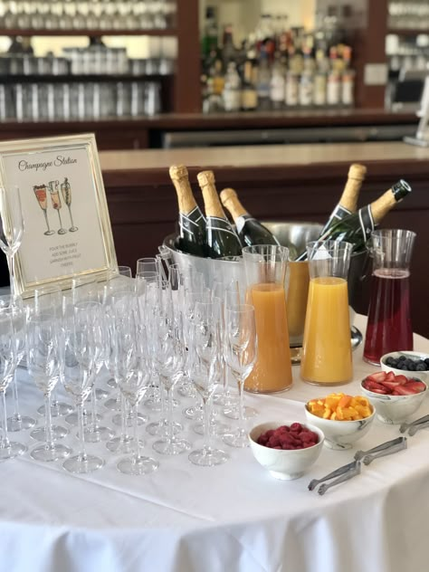 Bubbly Bar Engagement Party, Self Serve Champagne Bar Wedding, Vintage Mimosa Bar, Champagne Bar Ideas Wedding Showers, Mimosa Bar Table Set Up, Bridal Shower Drink Table, Mimosa Bar Ideas Wedding, Bridal Shower Outside Decorations, Wedding Morning Mimosa Bar