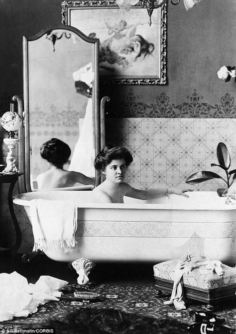 Scrubbing up well: Pale-eyed girls were advised to 'treat her eyebrows every night with a good eyebrow grower' and bath their eye lashes with a little boracic acid in water Victorian Interiors, Victorian Bathroom, Beautiful Houses Interior, Vintage Bath, Vintage Interiors, Photo Vintage, Edwardian Era, A Mirror, Vintage Pictures