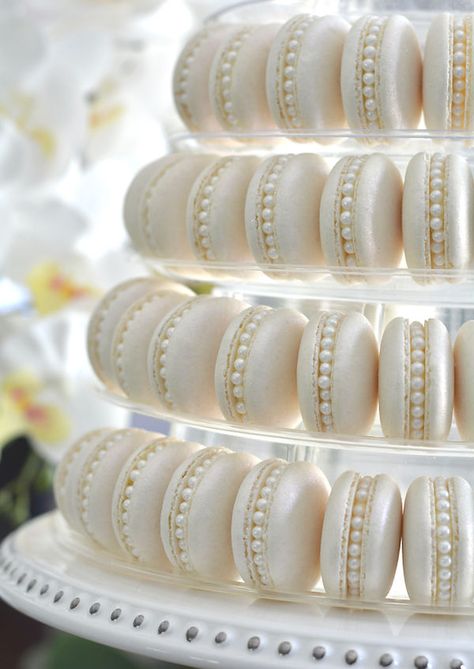 Wedding Favor Macarons, Wedding Catering Dessert, Macaroons Wedding Favor, Macaroon Cake Wedding, Food Tower Ideas, Tea Party Macarons, Macaron Tower Cake, Bridal Macarons, Macaron Wedding Favors