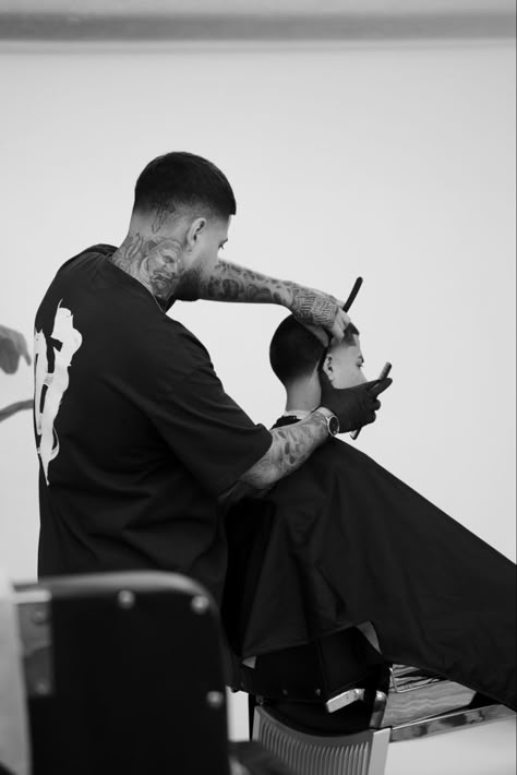 Full tutorial on how to do a taper fade step by step! @sergiobarron_ on instagram. #fadedculture #barber #taperfade #barbershop Barber Instagram Ideas, Fade Step By Step, Barber Photoshoot Ideas, Buzz Cut Taper Fade, Barber Shop Photography, Barber Wallpaper, Barbering Shop, Faded Culture, Barbershop Aesthetic