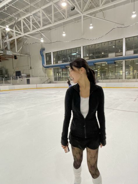 Ice Skating Fits Aesthetic, Figure Skating Outfits Practice Style, Ice Skating Practice Outfit, Girl Ice Skating, Ulzzang Ice Skating, Figure Skating Aesthetic Outfit, Aesthetic Ice Skating Outfit, Ice Skating Girl Aesthetic, I’ve Skating Outfit Aesthetic