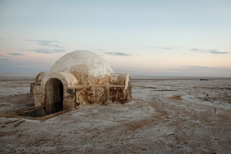 “The Igloo” stands in a desolate area of the Chott El-Jerid salt flat, Tunisia. Star Wars Planets, Lando Calrissian, Star Wars Luke, Star Wars Luke Skywalker, Star Wars 1977, Star Wars Film, Darth Maul, A New Hope, Star Wars Memes