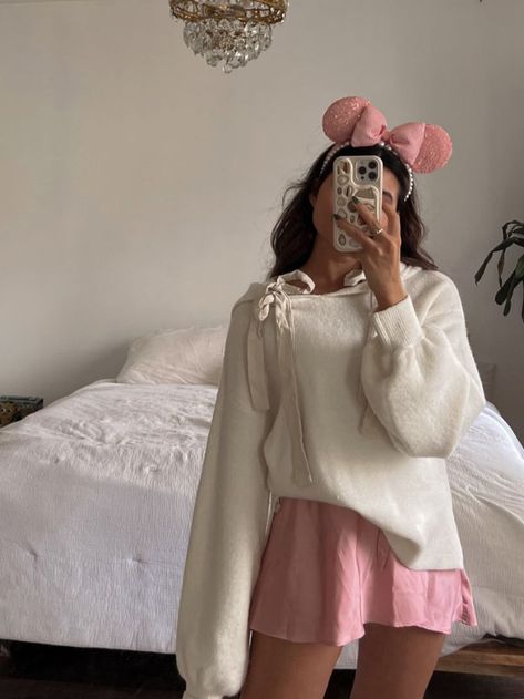 Unique Disney Outfits, Disney Fits Spring, Pink Disney Outfit, Disneyland Aesthetic Outfit, Disney Outfits Winter, Disney Winter Outfits, Disneyland Dress, Disneyland Aesthetic, Disney Fits