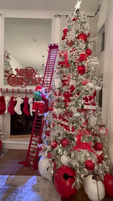 Ladder Christmas Decor, Christmas Tree Goals, Trendy Christmas Decor, Morning Christmas, Climbing Ladder, Tree Inspiration, Magic Christmas, Trees Christmas, Green Toys