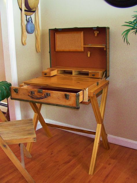 Destinations Vintage... Upcycled & Repurposed Stuff: Extreme Upcycle: The Suitcase Desk Suitcase Furniture, Suitcase Table, Suitcase Decor, Muebles Shabby Chic, Campaign Desk, Campaign Furniture, Old Suitcases, Vintage Suitcases, Vintage Suitcase