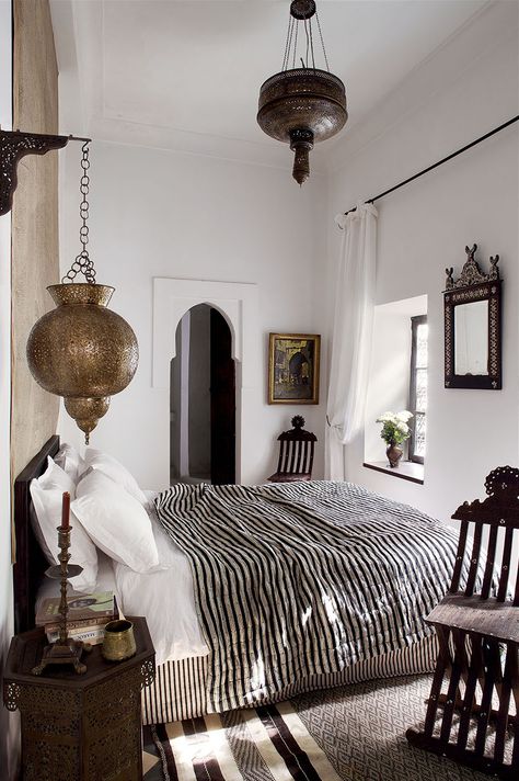 Inside a Magnificently Restored Riad in Marrakech - Galerie Moroccan Style Bedroom, Moroccan Decor Bedroom, Moroccan Inspired Bedroom, Bohemian Bedrooms, Made Bed, Interior Boho, Moroccan Bedroom, Guest Room Design, Natural Bedding