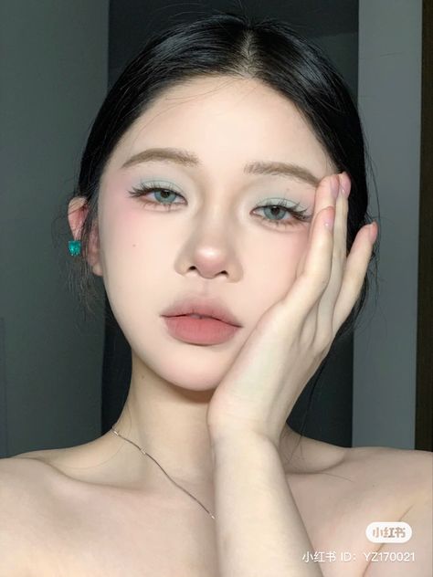 green mint douyin makeup Green Douyin Makeup, Mint Makeup, Makeup Morphe, Douyin Makeup, Makeup Challenges, Ethereal Makeup, Green Makeup, Inspired Makeup, Asian Eyes