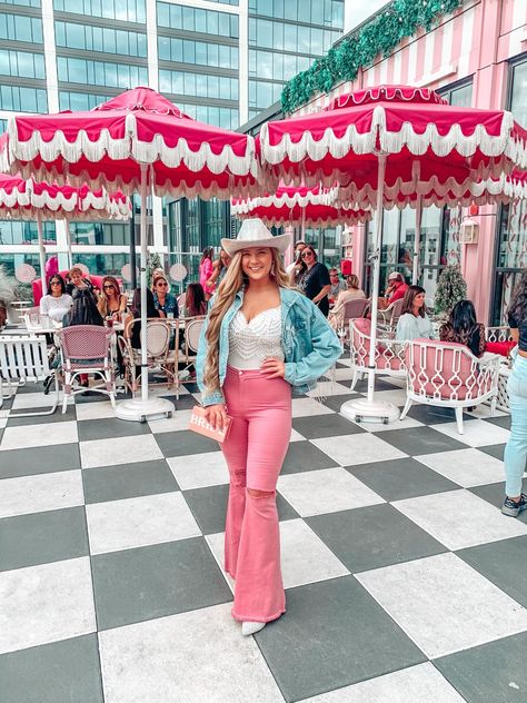 White Limozeen Nashville Outfit Pink, Pink Bell Bottoms Outfit Western, Preppy Nashville Outfits, Nashvegas Outfit, White Limozeen Nashville Outfit, Pink Rodeo Outfit, Pink Bell Bottoms Outfit, White Limozeen Nashville, White Limozeen