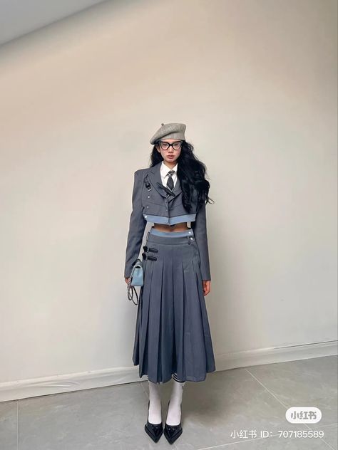 Student Fashion Outfits, Art Student Fashion, Outfit Sekolah, Chinese Street Style Fashion, Streetstyle Photoshoot, Aesthetic Outfits Y2k, Art Student, Fashion Muslim, Elegant Dresses Classy