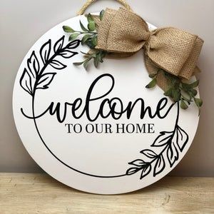 Diy Cricut Crafts, Courtyard Decor, Christmas Boutique, Entrance Decoration, Welcome Signs Front Door, Door Hangers Diy, Welcome Door Signs, Wooden Signs Diy, Door Signs Diy