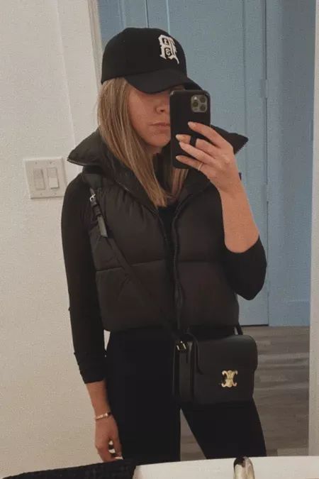 Puffy Vest Outfits For Women, Super Puff Outfit, Black Cropped Puffer Vest, Vest Outfits For Women Winter, Black Puffer Outfit, Winter Vest Outfits, Black Puffer Vest Outfit, Puffy Jacket Outfit, Crop Puffer Vest