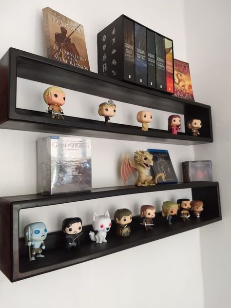 Funko Pop Display Minimalist, Small Funko Pop Display, Figurine Display Ideas Shelves, Funko Pop Display Ideas Aesthetic, Funko Pop Bookshelf, Funko Pop Display Ideas Shelves, Bobblehead Display Ideas, Funko Pop Room, Action Figure Display Ideas