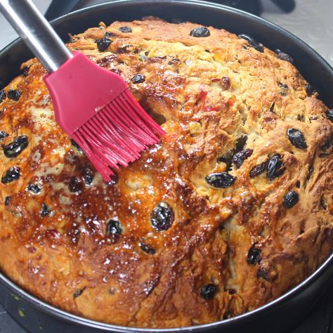 Barmbrack Bread Recipe, Barmbrack Bread, Barmbrack Recipe, Halloween In Ireland, Newfoundland Recipes, Irish Kitchen, Irish Bread, Irish Cooking, Frugal Food