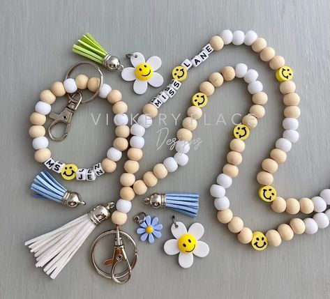 Wood Beads Bracelet, Cute Teacher Lanyard, Diy Teacher Lanyard Beads, Beaded Teacher Lanyard, How To Make Lanyards, Teacher Lanyard Beaded, Daisy Smiley Face, Lanyard Ideas, Smiley Face Beads