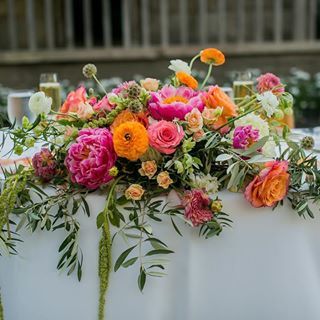 Alter ideas Colorful Sweetheart Table, Sweetheart Table Arrangement, Sweetheart Table Flowers, Alter Ideas, Bright Table, Table Garland, Table Arrangement, Floral Studio, Get Happy