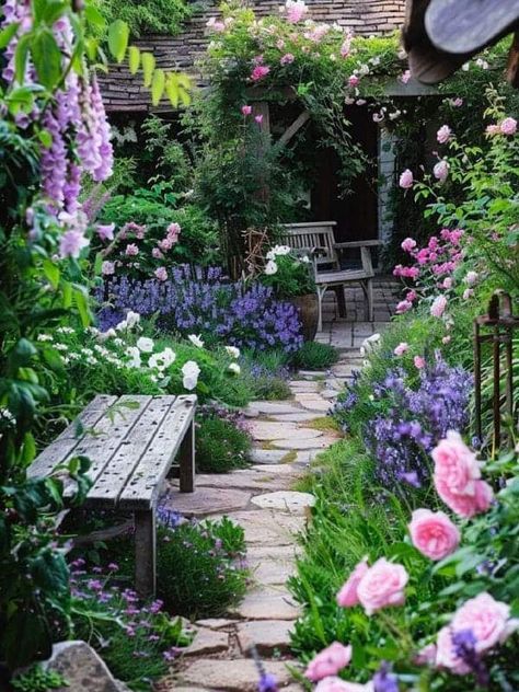 Outdoor Fence Decor Ideas, Path With Flowers, Cute Gardens, Fence Decor Ideas, Low Maintenance Perennials, Outdoor Fence Decor, Cottage Garden Borders, Fall Landscaping, Country Cottage Garden