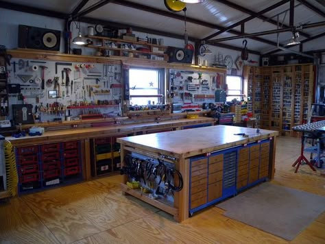 Shop organization. Work bench in middle with storage all around...: Dream Garage Workshop Work Benches, Officine In Garage, Storage Tricks, Garage Workbench Plans, Garage Workshop Organization, Workshop Layout, Workshop Garage, Cool Garages, Interior Vintage