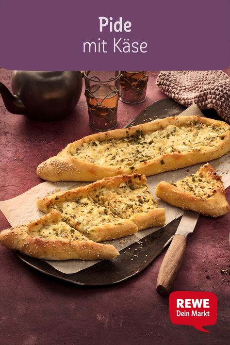 Typisch für den türkischen Fladenbrot-Hefeteig ist die Zugabe von Olivenöl und Joghurt. Beides macht den Teig besonders weich, saftig und elastisch. So lässt er sich gut formen und bleibt nach dem Backen länger frisch. #Hauptspeise #Abendessen #Brot #Käse #Fladenbrot #Teig #Hefeteig Breads & Buns, French Toast, Toast, Food And Drink, Pizza, Bread, Snacks, Ethnic Recipes, Quick Saves