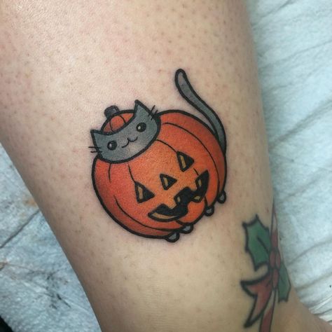 Cat Halloween Tattoo, Halloween Cat Tattoo, Jackolantern Tattoo, Pumpkin Tattoos, Queen Tattoos, Cute Halloween Tattoos, Halloween Month, Lotr Tattoo, Vintage Tattoo Art