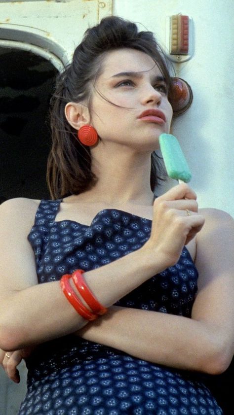 Béatrice Dalle in Betty Blue, 1986 Isabelle Adjani, French Cinema, Film Inspiration, French Actress, Fashion Tv, Film Aesthetic, Film Stills, Beautiful People, A Woman