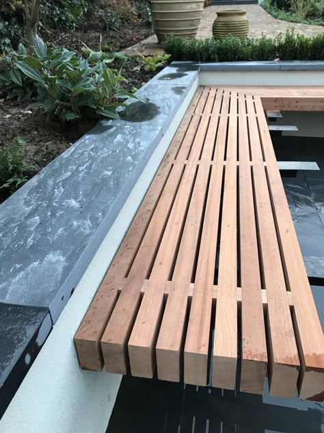 Floating Deck With Bench Seating, Floating Bench, Kleiner Pool Design, Modern Backyard Landscaping, Diy Patio Furniture Cheap, Modern Backyard, Tables Diy, Patio Decorating Ideas, Backyard Living