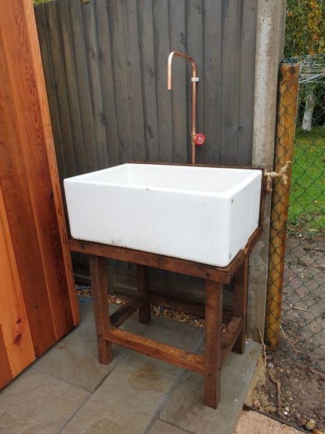 DIY Outdoor Sink Butler Sink Utility Room, Outdoor Sink Ideas Modern, Butler Sink Garden Ideas, Outdoor Sink Ideas, Diy Outdoor Sink, Belfast Sink Garden, Door Sink, Free Standing Kitchen Sink, Barn Sink