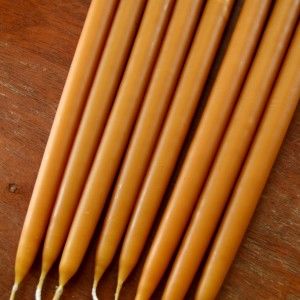 Learn how to make dipped beeswax candles to give as gifts or to enjoy on long winter nights. Beeswax Diy, Beeswax Products, Beeswax Recipes, Candle Making Instructions, Beeswax Candles Diy, Backyard Bee, Hand Dipped Candles, Bee Wax Candles, Paraffin Wax Candles