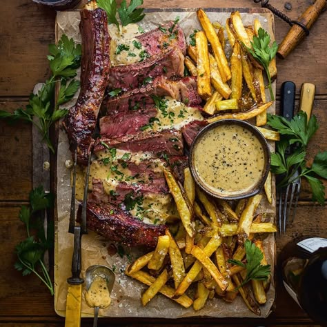 Steak Frites With Whisky-Peppercorn Sauce Recipe | Elle Gourmet Fancy Dinner Recipes Steak, Steak Dinner Ideas Fancy, Bistro Style Food, French Steak Frites Recipe, Steak And Frites Paris, Steak Plates Ideas, Steak Frites Sauce, French Steak Recipe, Steak And Fries Dinner