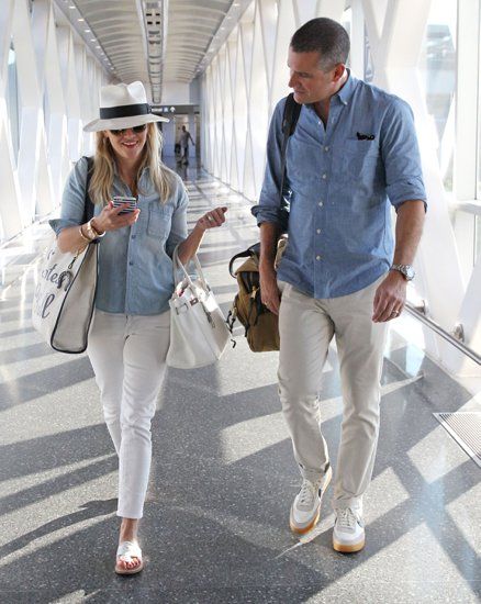 Reese and Jim Match Perfectly For Their Weekend Getaway Outfit Pareja, Casual Airport Outfit, Outfit Couple, Travel Outfit Plane, Couples Fashion, Couple Matching Outfits, Couples Outfits, Couple Fashion, Couples Outfit