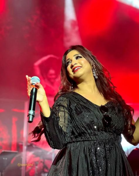 Shreya Ghoshal Hd Wallpaper, Shreya Ghoshal, Backdrops Backgrounds, Live Concert, Quick Jokes, Music Artists, Hd Wallpaper, Queen, Concert