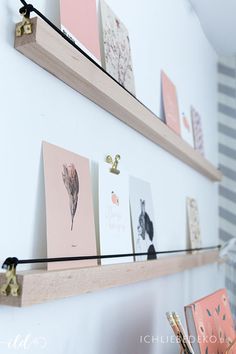 diy-bilderleiste-fuer-postkarten Cadre Photo Diy, Postcard Display, Postcards Diy, Diy Tumblr, Diy Room Divider, Love Decorations, Diy Picture Frames, Diy Bar, Diy Picture