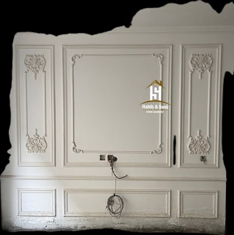 French Moulding Wall Bedroom, Traditional Wall Moulding, French Wainscoting Ideas, Ornate Wall Molding, French Tv Wall, Victorian Baseboards, French Moulding Wall, Dining Room Design Luxury, Wall Moulding