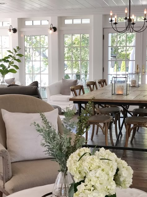 Beautiful Homes of Instagram: New England Home - Home Bunch Interior Design Ideas Interior Design Per La Casa, Country Decorating, New England Homes, Sunrooms, Design Del Prodotto, Benjamin Moore, Beautiful Interiors, Luxury Interior Design, Home Fashion