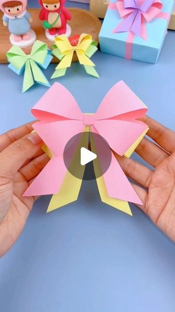 Bow Making With Paper, How To Make Paper Bows Simple, Bow Paper Craft, How To Make Paper Bows, How To Make A Simple Bow, How To Make A Bow With Paper, Paper Bows Diy Easy, Bow With Paper, Gift Wrapping Ideas For Kids