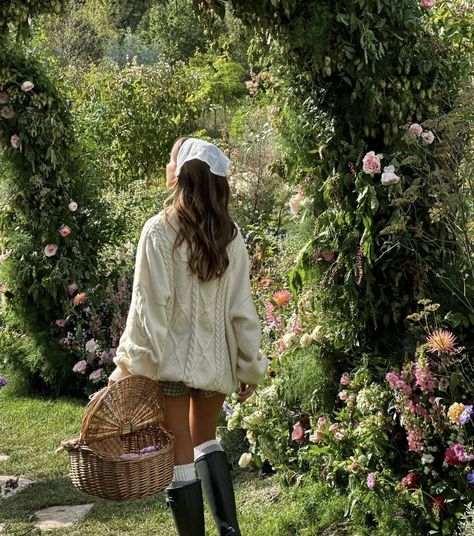 Farm Clothes, Spring Inspo, Mia 3, Spring Fits, Spring Aesthetic, Balanced Lifestyle, Farm Girl, Hair Colours, Book Inspiration