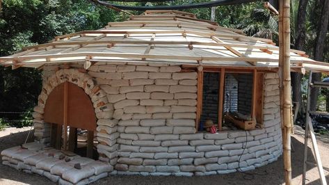 Earthbag House Interior, Earthbag Home Interior, Earthen Homes Design, Earth Bag Homes Plans, Earthbag House Diy, Earth Bag Homes Diy, Cob House Exterior, Mud Building, Earthbag House Plans