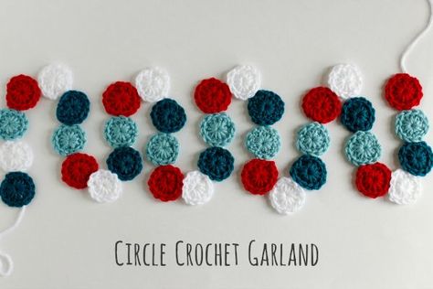 Circle Crochet Holiday Garland - free pattern at Make and Takes. Diy Crochet Ornaments, Leg Warmers Crochet Pattern, Crochet Christmas Garland, Christmas Crochet Patterns Free, Crochet Garland, Crochet Christmas Stocking, Crochet Christmas Gifts, Dishcloth Knitting Patterns, Crochet Hook Set